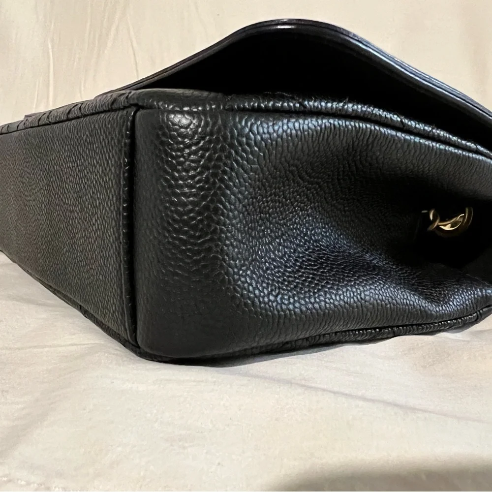 *SOLD* CHANEL Caviar Quilted Medium CC
Filigree Flap Black - Picture 10 of 16